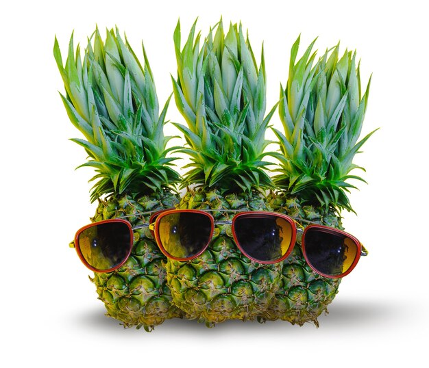 3 ananas indossando occhiali da sole rossi su sfondo bianco isolato, concetto minimo