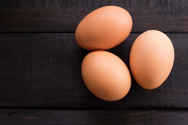 3 Gallina fresca gee sulla tavola di legno