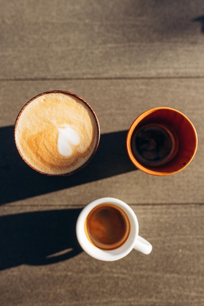 3 tazze di caffè sul tavolo Cappuccino Espresso Americano