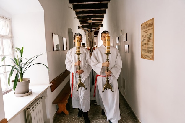 300523 Vinnitsa Ucraina la festa della prima comunione e la liturgia solenne nella chiesa cattolica dove molti bambini ricevono la loro prima comunione