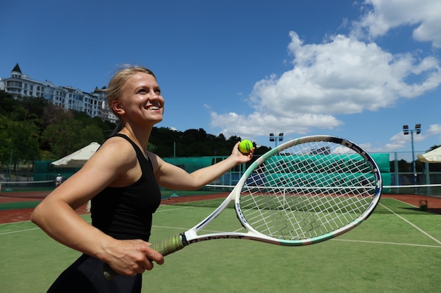 310522 Odessa Ucraina Concetto di sport e stile di vita sportivo tennis