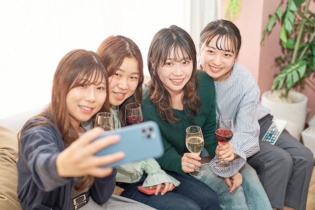 4 donne che si fanno un selfie in un'associazione femminile