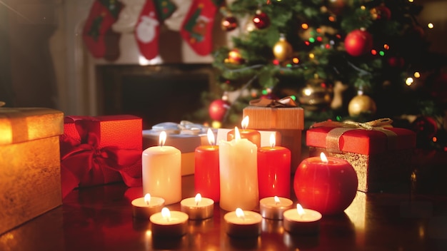 4 filmati di k del bellissimo soggiorno con camino e candele dell'avvento decorate per Natale o Capodanno. Sfondo o sfondo perfetto per Natale o Capodanno