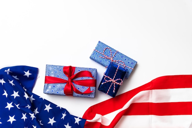 4 luglio Carta americana Happy Independence Day con scatole regalo in colori nazionali bandiera americana su sfondo bianco