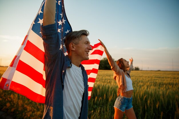 4 luglio Festa dell'indipendenza degli Stati Uniti che celebra con la bandiera nazionale americana