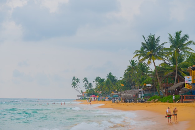 4 marzo 2018. Hikkauwa, Sri Lanka. Persone sulla spiaggia