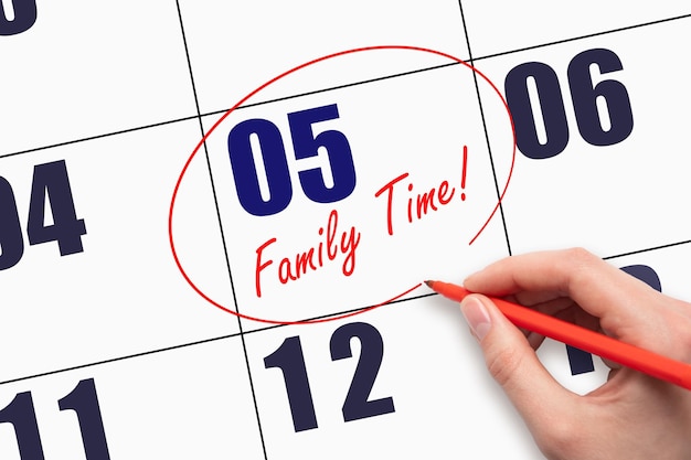 5° giorno del mese Scrivere a mano il testo FAMILY TIME e cerchiare la data del calendario