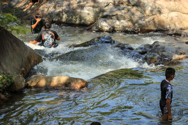 5 marzo 2023 Dopo Kovid 19 persone visitano la cascata nel parco Hat Yai District Provincia di Songkhla Thailandia