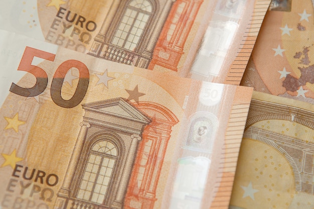 50 banconote in euro. Banconote in valuta dell'Unione europea. soldi in euro