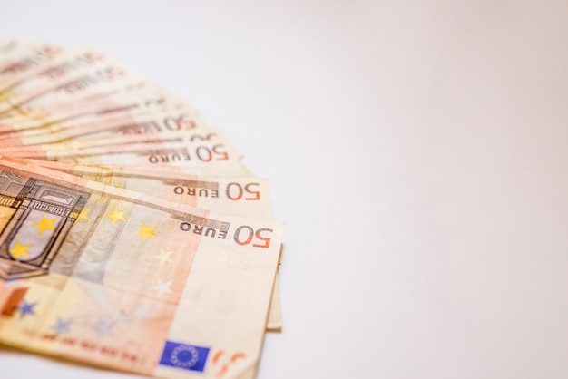 50 banconote in euro in una fila. Valuta dell&#39;Unione Europea. Pila di banconote da 50 euro.