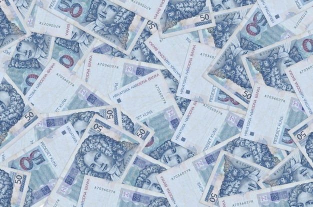 50 banconote in kune croate si trovano in un grosso mucchio. Parete concettuale di vita ricca. Grande quantità di denaro