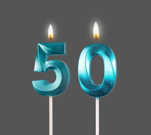 50 candele di numero di compleanno con luce isolata su sfondo bianco