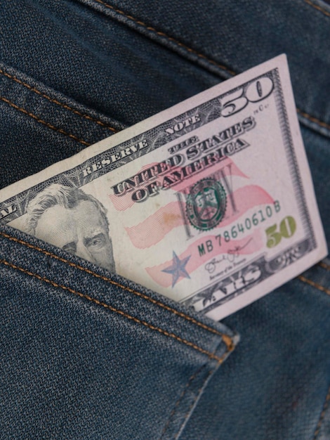 50 usd nella tasca dei jeans