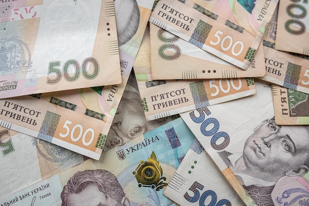 500 1000 moneta ucraina come sfondo Concetto di finanza UAH stipendio