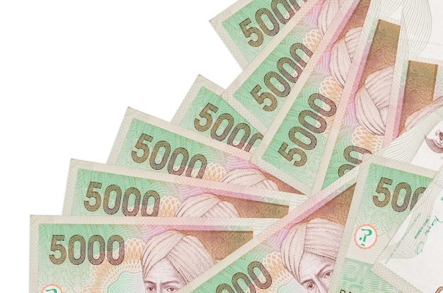 5000 rupie indonesiane fatture si trovano in un ordine diverso isolato su bianco. Attività bancarie locali o concetto di fare soldi.