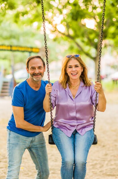 5059 anni relazione di felicità senior La famiglia ispanica si gode la vita coppia con uno swing in un parco