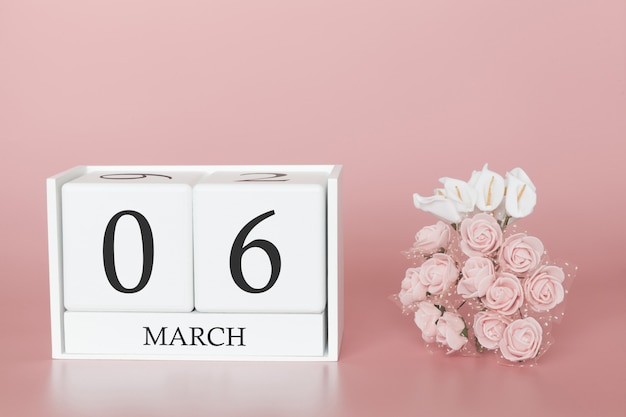 6 marzo. 6 ° giorno del mese Cubo del calendario sul rosa moderno