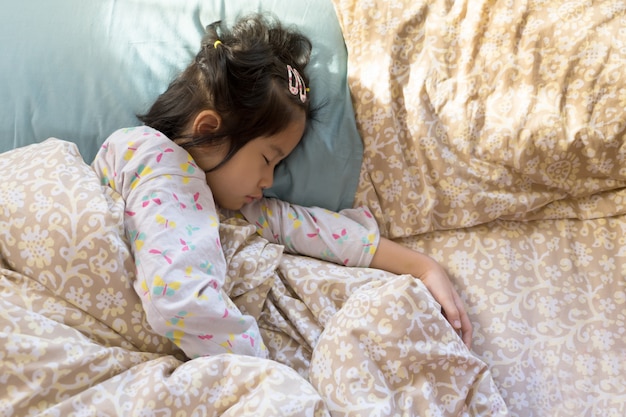 6s ragazza asiatica dormire adorabile coperta letto luce del sole mattina