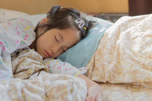 6s ragazza asiatica dormire adorabile coperta letto luce del sole mattina