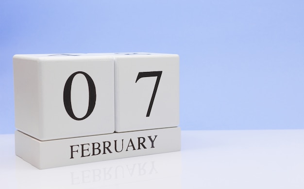 7 febbraio Giorno 07 del mese, calendario giornaliero sul tavolo bianco.