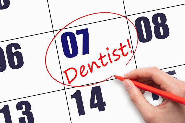 7° giorno del mese Scrivendo a mano il testo DENTIST e circondando la data del calendario