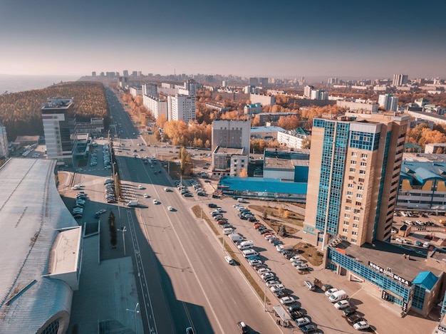 7 ottobre 2021 Ufa Russia Veduta aerea delle strade e del quartiere di una città e di un blocco residenziale con edifici a più piani
