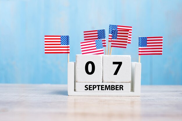 7 settembre del calendario bianco con bandiera degli Stati Uniti d'America su fondo di legno.