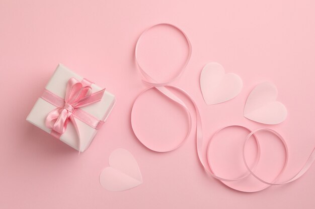 8 fatta di nastro, cuori e confezione regalo su sfondo rosa