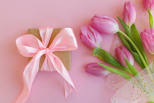 8 marzo Bouquet di tulipani rosa e confezione regalo su sfondo rosa piatto Disposizione Felice festa della mamma