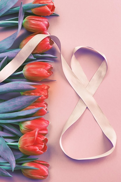 8 marzo card design con tulipani rosa e nastro a forma di numero otto Giornata internazionale della donna