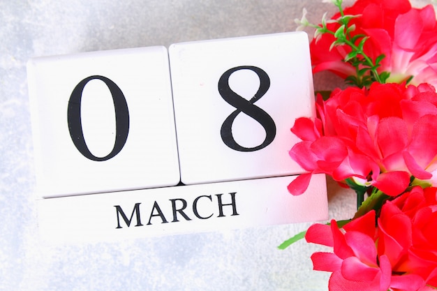 8 marzo, Giornata internazionale della donna. Calendario perpetuo in legno e fiori rosa