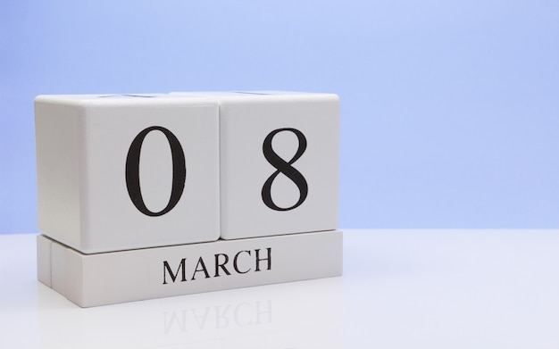8 marzo Giorno 08 del mese, calendario giornaliero sul tavolo bianco.