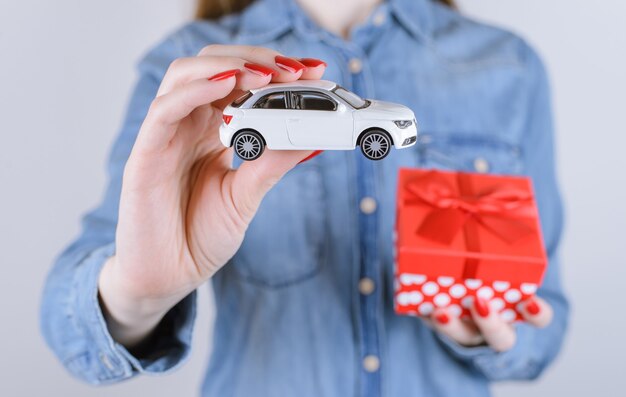 8 marzo san valentino all'interno vincere vincitore lotteria fortuna desiderio auto dare idea fidanzata ottenere dare persone reali persona felicità concetto. Lato ritagliato vista ravvicinata foto braccia apertura scatola con auto isolata