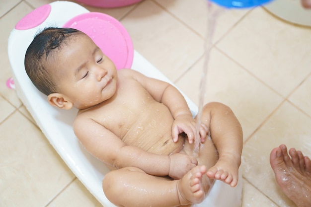 8 mesi di età bambino asiatico fare una doccia
