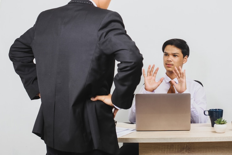 Photo a boss scolds his employees