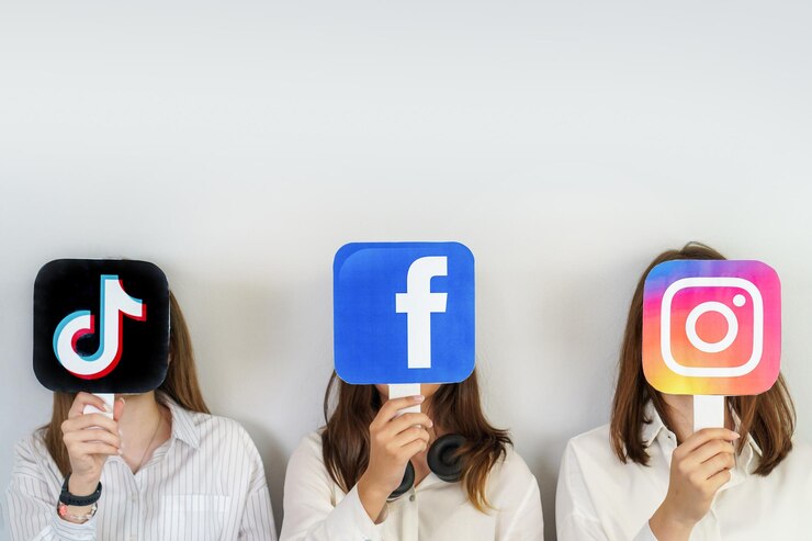 A carte con loghi stampati di social network famosi in tutto il mondo come Facebook Instagram TikTok