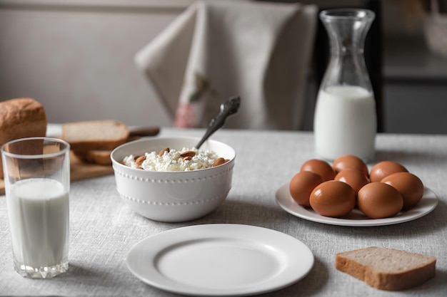 a casa in cucina è apparecchiata una tavola con prodotti naturali per la colazione