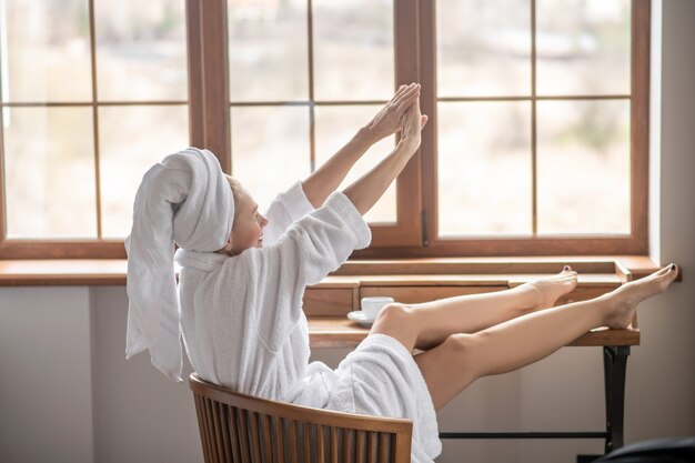 A casa. Una donna in abito bianco che si rilassa a casa