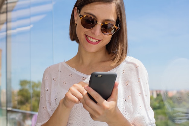 a colazione con un telefono cellulare