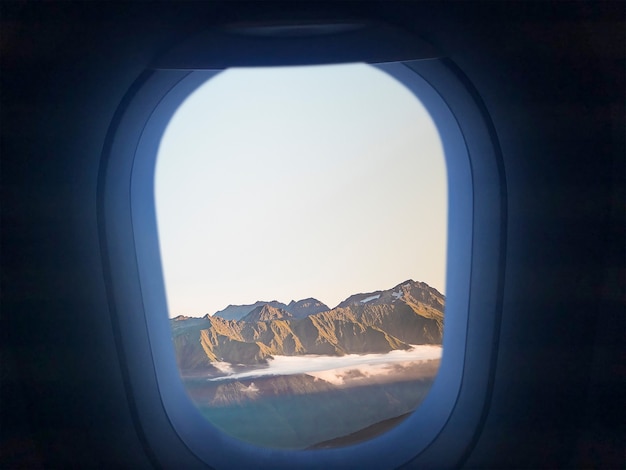 A dentro l'aereo, guardando attraverso un finestrino