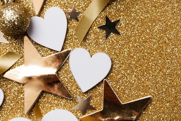 A forma di cuore bianco su uno sfondo di glitter dorati