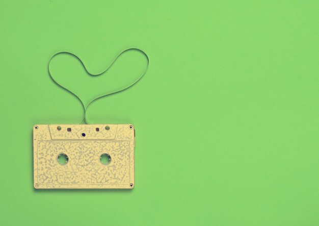 A forma di cuore da cassetta audio su carta verde