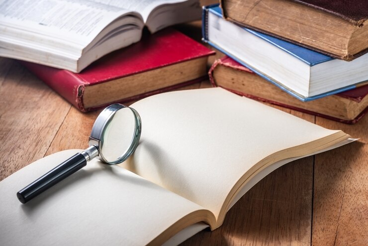 A forma di cuore da ombra lente d&#39;ingrandimento sul libro