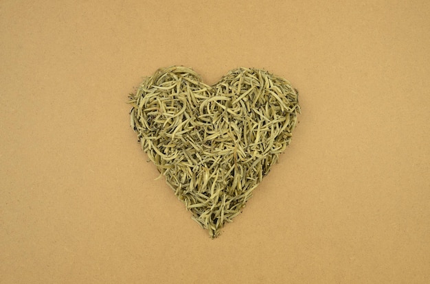 A forma di cuore di foglie di tè bianche Aghi d'argento foglie di tè secche Amore cuore verde