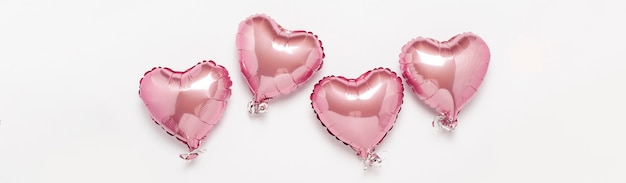 A forma di cuore di mongolfiere rosa su una superficie bianca. Nozze concept, giorno di san valentino, zona foto, amanti. . Vista piana, vista dall'alto