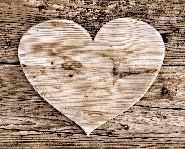 A forma di cuore in legno