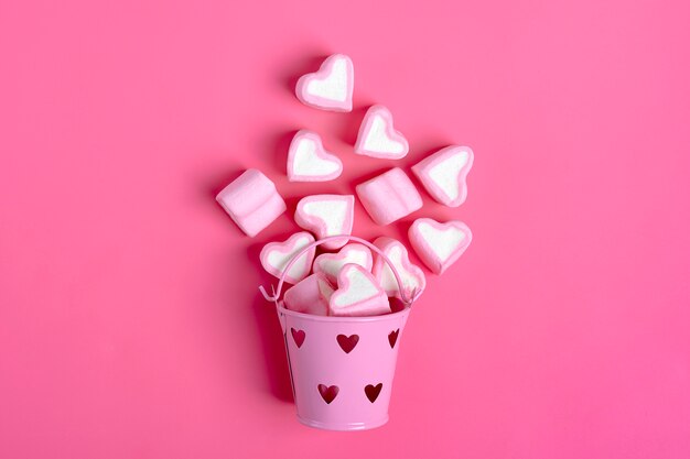 a forma di cuore marshmallow versato dal secchio su sfondo rosa Buon San Valentino