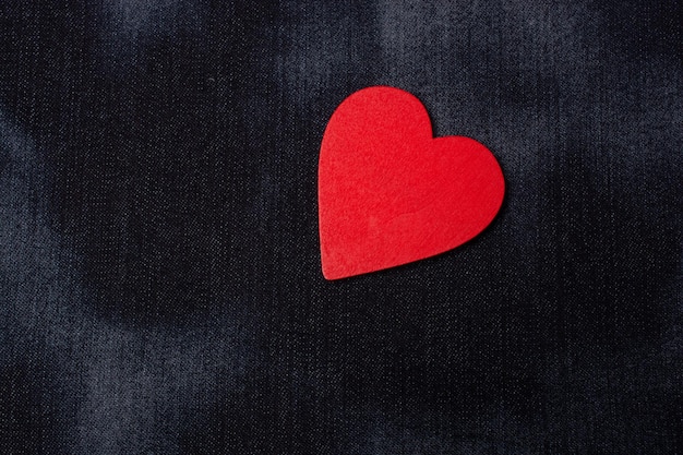 A forma di cuore su fabic Concetto di San Valentino e promessa d'amore