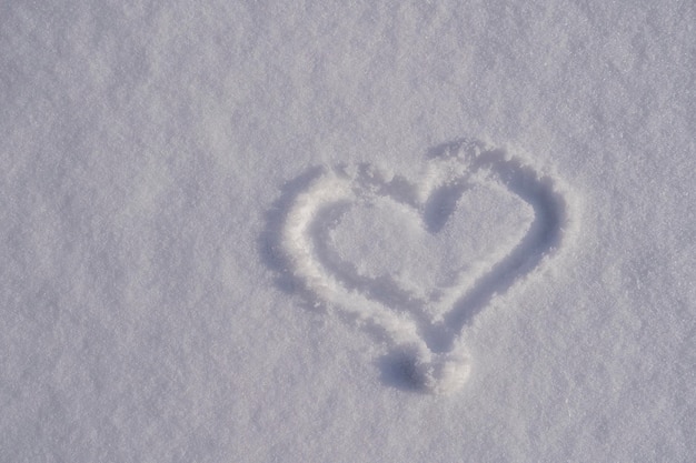 A forma di cuore su una neve bianca in inverno si chiuda