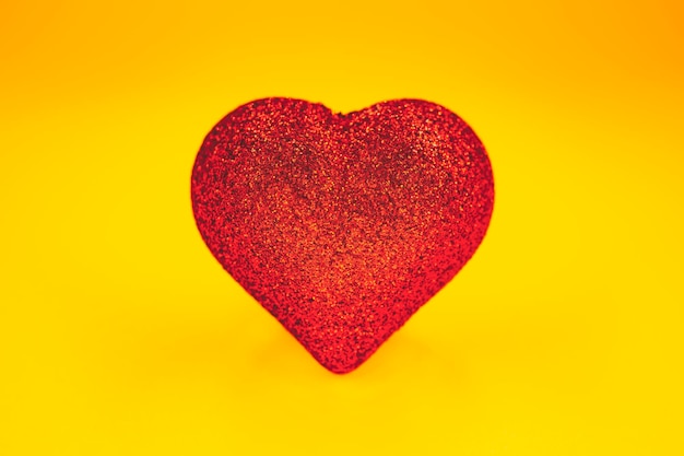 A forma di cuore sullo sfondo giallo